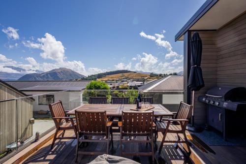 Peak Retreat - Wanaka Holiday Home - image 2