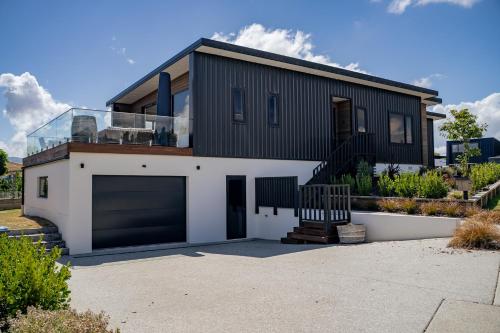 Peak Retreat - Wanaka Holiday Home - image 4