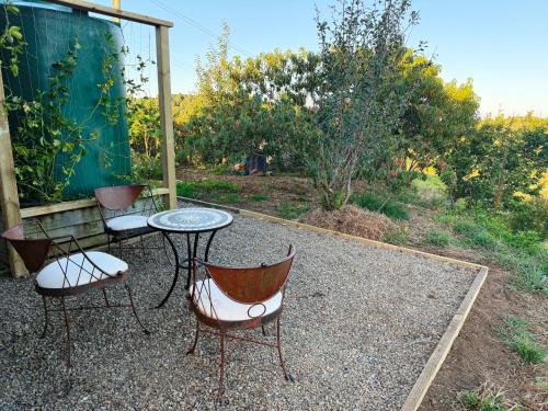 Kert, Miranda Cabin 1 Bedroom, Sleeps 4, No Wifi, Outside Bathroom, No running water in cabin in Miranda