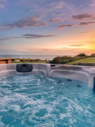 Hot tub, The Hideaway Waipipi Beach Couples Retreat/Hot Tub in Patea