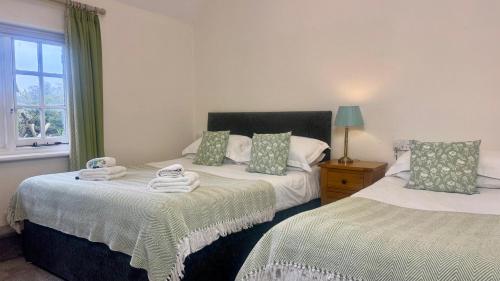 1 queen bed, 1 twin bed