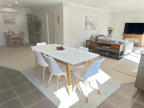 صالة مشتركة/ منطقة التلفزيون, Eastern Beach Auckland - Private Paradise in بوكلاندز بيتش