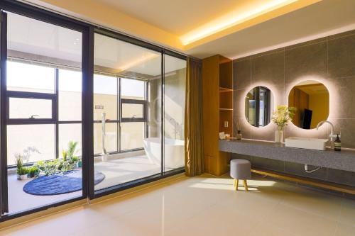 room detail thumbnail 2