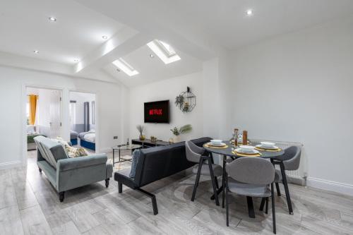 Spacious & Comfortable 3-Bedroom Retreat in NW10, Londýn