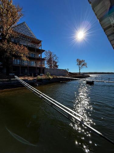 Hidden Valley Paradise Luxurious Lakefront Retreat · Eldon