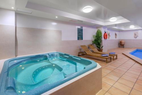 Hot tub, The Chancellor on Currie in Adelaide
