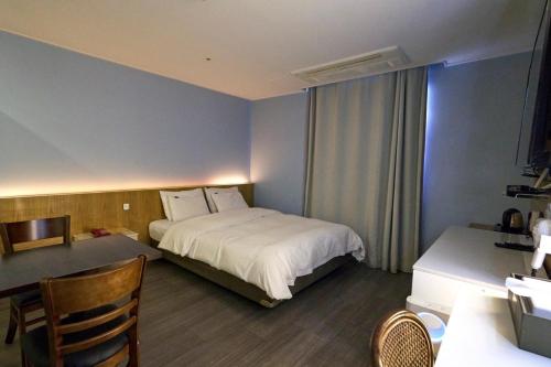 Yeongdeungpo Aura Hotel