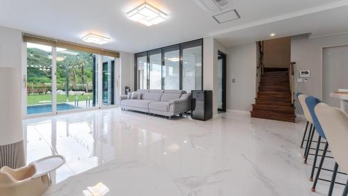 Pause Kids Pool Viila A in Dundeok-dong