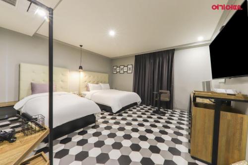 room detail thumbnail 1