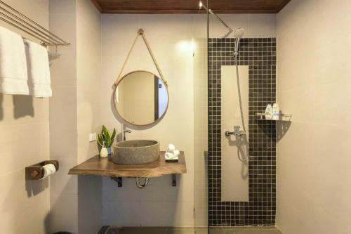 Double Room with Balcony image 5