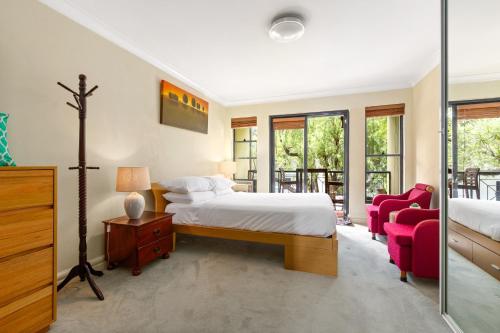 Spacious 2-Bed Townhouse with Garage  Patio in Alexandria
