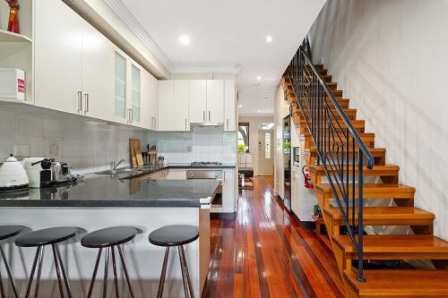 Spacious 2-Bed Townhouse with Garage  Patio in Alexandria