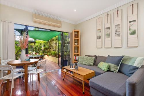 Spacious 2-Bed Townhouse with Garage  Patio in Alexandria