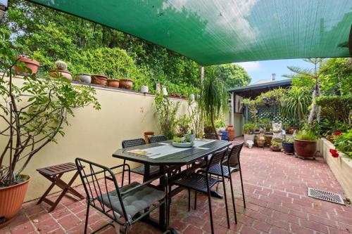 Spacious 2-Bed Townhouse with Garage & Patio - main image