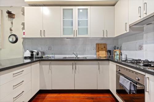 Spacious 2-Bed Townhouse with Garage  Patio in Alexandria