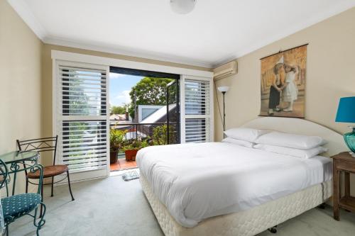 Spacious 2-Bed Townhouse with Garage & Patio - image 13