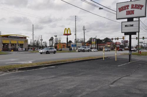 Best Rest Inn - Jacksonville - image 11