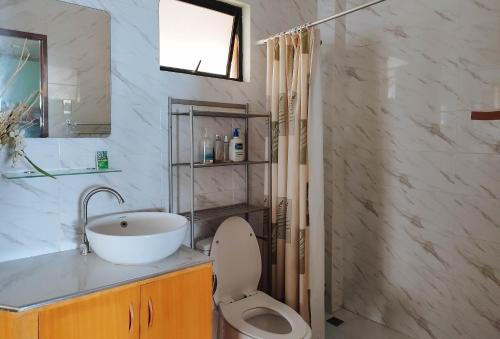 Casa Nena Hotel & Resort Iloilo by RedDoorz - 샤워실