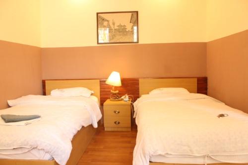 1 double bed, 1 twin bed