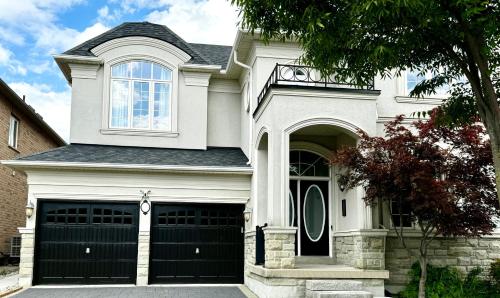 Connected Comfort - 7BR Family Retreat - Near Pearson Airport & Toronto Downtown