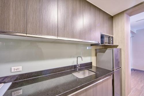 Kitchen, The Connor Serviced Residences Managed by HII near Cardinal Santos Medical Center
