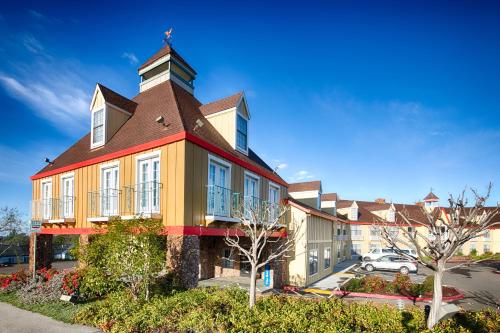 Red Lion Inn & Suites Auburn - image 2