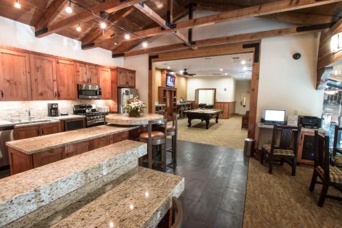 Kitchen, Mountain Retreat Resort in Arnold (CA)