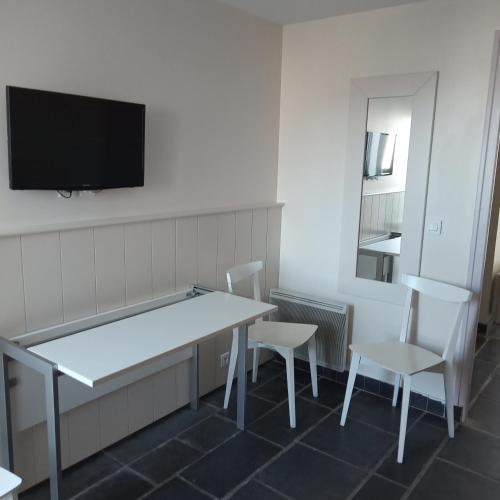 Maisonnette T2 avec piscine chauffee et plage a 300m in Guidel