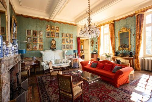18th Century Chateau with Stunning Pool & Gardens in Castelnau-Picampeau
