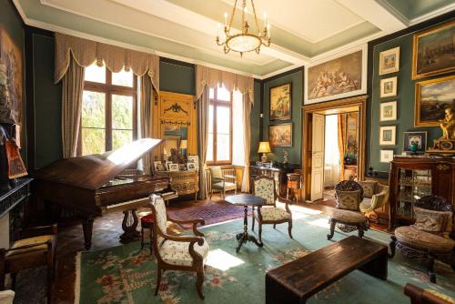 18th Century Chateau with Stunning Pool & Gardens in Castelnau-Picampeau