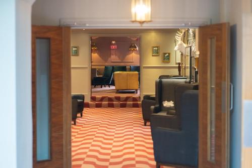 Waterton Park Hotel - image 5