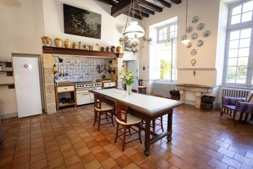 18th Century Chateau with Stunning Pool & Gardens in Castelnau-Picampeau