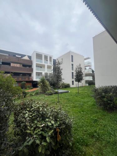 Garden, Joli T2 Terrasse Parking prive Confort in Tournezy