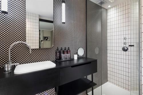 Premium Double Room image 6
