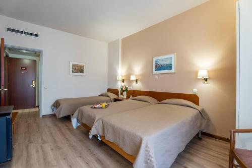 3 twin beds