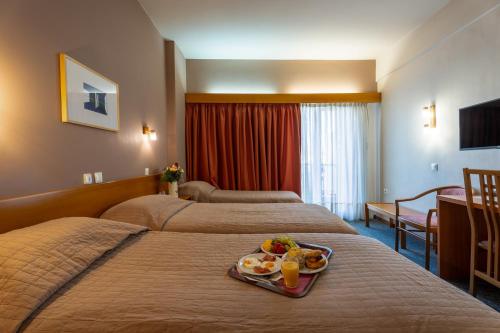 3 twin beds