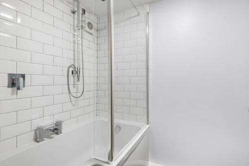 ฝักบัว, Reigate - Cosy 1 Bed apartment in เรียเกท