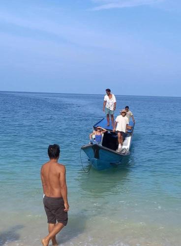 Toro Simalatcat - Private all inclusive, Accom, Food, 2x daily surf trips, guide, barrels in Katurai