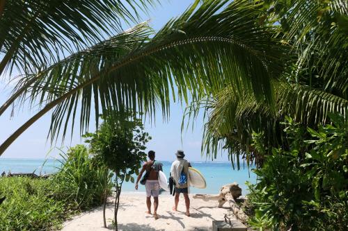 Toro Simalatcat - Private all inclusive, Accom, Food, 2x daily surf trips, guide, barrels in Katurai