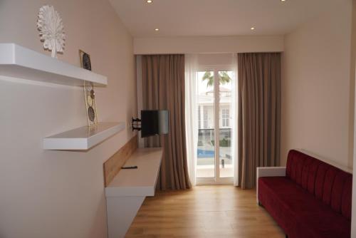 Coli's Hotel - image 5