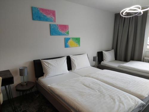 1 queen bed, 1 twin bed