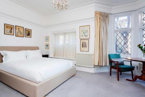 Roses in Richmond near White Cross