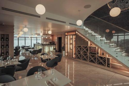ห้องอาหาร, Accra Luxury Apartments @ The Signature in มาดินา