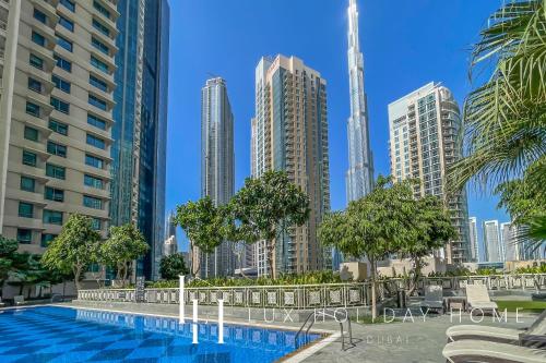 Burj khalifa & Fountain view - image 8