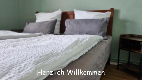 Design Apartment mit Klimaanlage, Parkplatz, Netflix, Disney, Dominos Pizza, Wallbox, Bahnhof Falkensee 5min - Berlin Hbf 23min in Falkensee, Deutschland