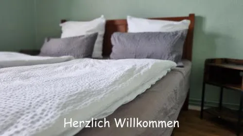 Design Apartment mit Klimaanlage, Parkplatz, Netflix, Disney, Dominos Pizza, Wallbox, Bahnhof Falkensee 5min - Berlin Hbf 23min in Falkensee, Deutschland