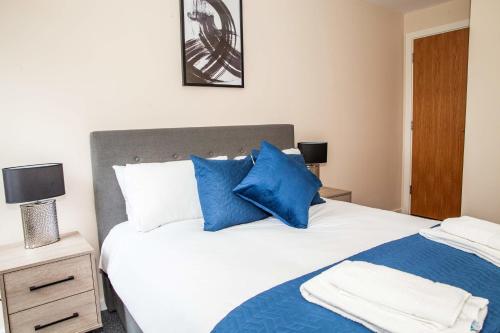 Spacious 2 Bedroom Manchester Apartment - Tap to explore photos