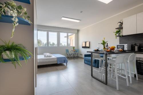 GuestHost -Seaside Studio with Swimming Pool and Parking in Tirrenia