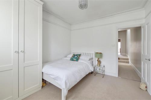 Veeve - Three Bed House on Stapleton Road - Wandsworth - main image