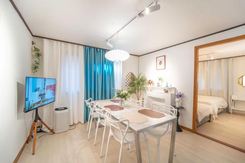 Family Suite near Hongdae & Seoul Station, Soul